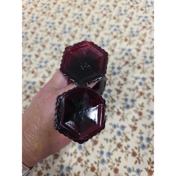 2- Avon Red Glass Goblets Thumbprint Grape Vine Wine Glasses Drinkware - Picture 4 of 6